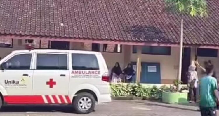 Doc. Suasana di depan SDN Kalipancur 02, Kecamatan Ngaliyan, Kota Semarang, Jumat (19/6/2026), pasca-insiden dugaan KDRT yang terjadi saat pengambilan rapor siswa. Sebuah ambulans terlihat terparkir di area depan sekolah untuk mengevakuasi korban yang mengalami luka dan mendapatkan penanganan medis lebih lanjut.