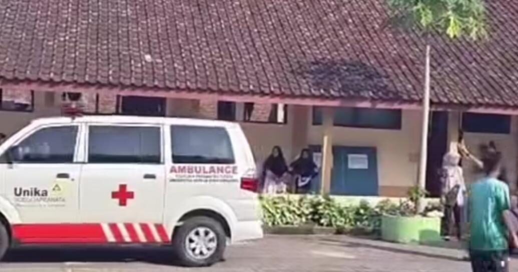 Doc. Suasana di depan SDN Kalipancur 02, Kecamatan Ngaliyan, Kota Semarang, Jumat (19/6/2026), pasca-insiden dugaan KDRT yang terjadi saat pengambilan rapor siswa. Sebuah ambulans terlihat terparkir di area depan sekolah untuk mengevakuasi korban yang mengalami luka dan mendapatkan penanganan medis lebih lanjut.