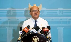 Doc. CEO Danantara, Rosan Roeslani, menyampaikan keterangan kepada awak media usai mendampingi Presiden RI dalam pertemuan bersama jajaran Himpunan Bank Milik Negara (Himbara) di Istana Kepresidenan, Jakarta. Dalam kesempatan tersebut, Rosan menjelaskan sejumlah poin yang dibahas, termasuk perkembangan harga minyak dunia, ketahanan pangan, serta peran perbankan nasional dalam mendukung pembiayaan sektor produktif dan UMKM.