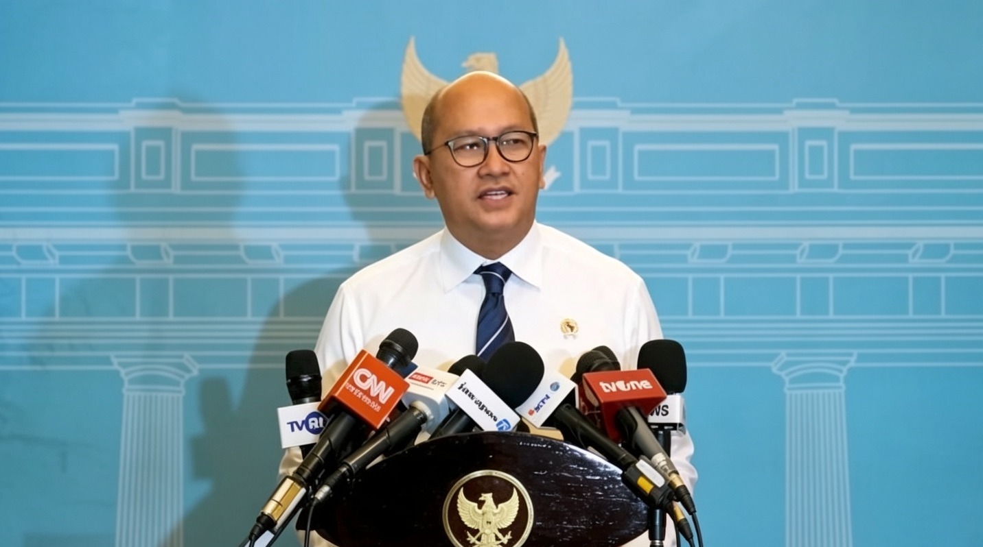 Doc. CEO Danantara, Rosan Roeslani, menyampaikan keterangan kepada awak media usai mendampingi Presiden RI dalam pertemuan bersama jajaran Himpunan Bank Milik Negara (Himbara) di Istana Kepresidenan, Jakarta. Dalam kesempatan tersebut, Rosan menjelaskan sejumlah poin yang dibahas, termasuk perkembangan harga minyak dunia, ketahanan pangan, serta peran perbankan nasional dalam mendukung pembiayaan sektor produktif dan UMKM.