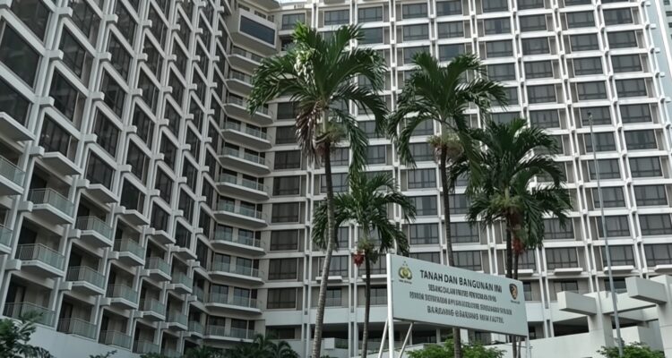 Doc. Tampak depan bangunan eks Hotel Sultan di kawasan Blok 15 Kompleks Gelora Bung Karno (GBK), Jakarta Pusat, Jumat (19/6/2026). Proses inventarisasi dan penataan aset dilakukan pasca-pelaksanaan eksekusi berdasarkan putusan pengadilan terkait sengketa pengelolaan lahan di kawasan tersebut.