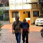 Doc. Terduga pelaku pencurian sembako di sebuah supermarket kawasan Tambora, Jakarta Barat, saat tiba di kantor kepolisian untuk menjalani pemeriksaan lebih lanjut. Aparat kepolisian melakukan pengamanan dan pendalaman terkait dugaan pencurian barang kebutuhan pokok yang menyebabkan kerugian puluhan juta rupiah.