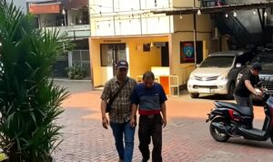 Doc. Terduga pelaku pencurian sembako di sebuah supermarket kawasan Tambora, Jakarta Barat, saat tiba di kantor kepolisian untuk menjalani pemeriksaan lebih lanjut. Aparat kepolisian melakukan pengamanan dan pendalaman terkait dugaan pencurian barang kebutuhan pokok yang menyebabkan kerugian puluhan juta rupiah.