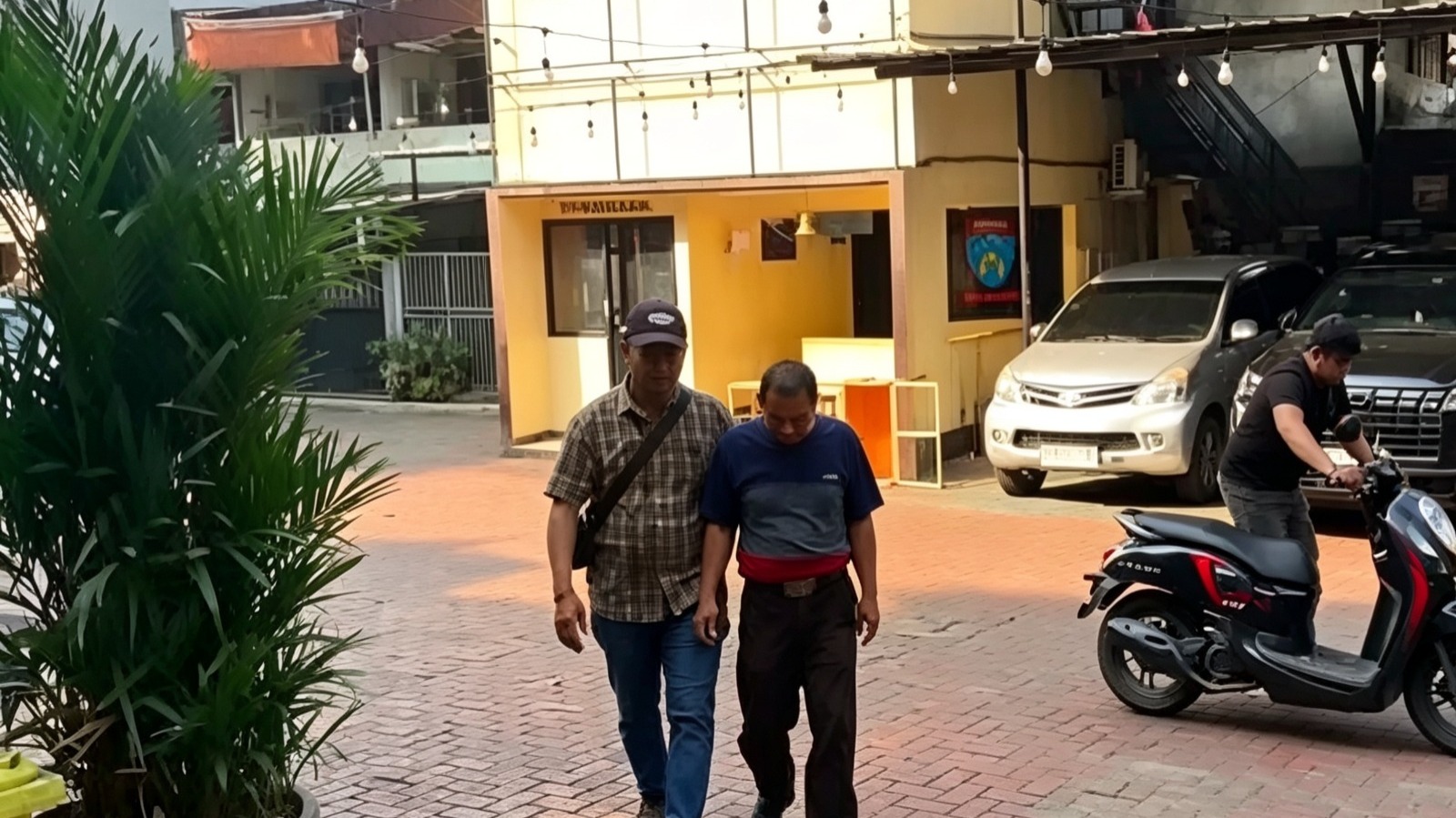 Doc. Terduga pelaku pencurian sembako di sebuah supermarket kawasan Tambora, Jakarta Barat, saat tiba di kantor kepolisian untuk menjalani pemeriksaan lebih lanjut. Aparat kepolisian melakukan pengamanan dan pendalaman terkait dugaan pencurian barang kebutuhan pokok yang menyebabkan kerugian puluhan juta rupiah.