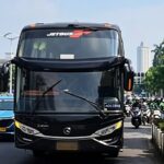 Doc. Bus yang terlibat dalam kecelakaan lalu lintas di Jalan Jenderal Sudirman, Tanah Abang, Jakarta Pusat, yang mengakibatkan seorang penumpang ojek online meninggal dunia. Kendaraan tersebut diamankan sebagai bagian dari proses penyelidikan yang dilakukan Unit Laka Lantas Polda Metro Jaya untuk mengungkap kronologi dan penyebab pasti kejadian.
