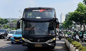 Doc. Bus yang terlibat dalam kecelakaan lalu lintas di Jalan Jenderal Sudirman, Tanah Abang, Jakarta Pusat, yang mengakibatkan seorang penumpang ojek online meninggal dunia. Kendaraan tersebut diamankan sebagai bagian dari proses penyelidikan yang dilakukan Unit Laka Lantas Polda Metro Jaya untuk mengungkap kronologi dan penyebab pasti kejadian.