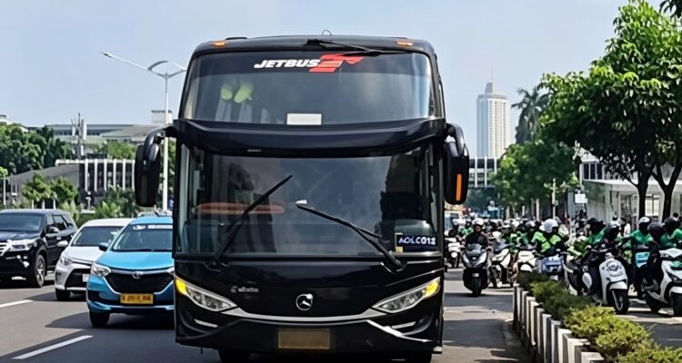 Doc. Bus yang terlibat dalam kecelakaan lalu lintas di Jalan Jenderal Sudirman, Tanah Abang, Jakarta Pusat, yang mengakibatkan seorang penumpang ojek online meninggal dunia. Kendaraan tersebut diamankan sebagai bagian dari proses penyelidikan yang dilakukan Unit Laka Lantas Polda Metro Jaya untuk mengungkap kronologi dan penyebab pasti kejadian.