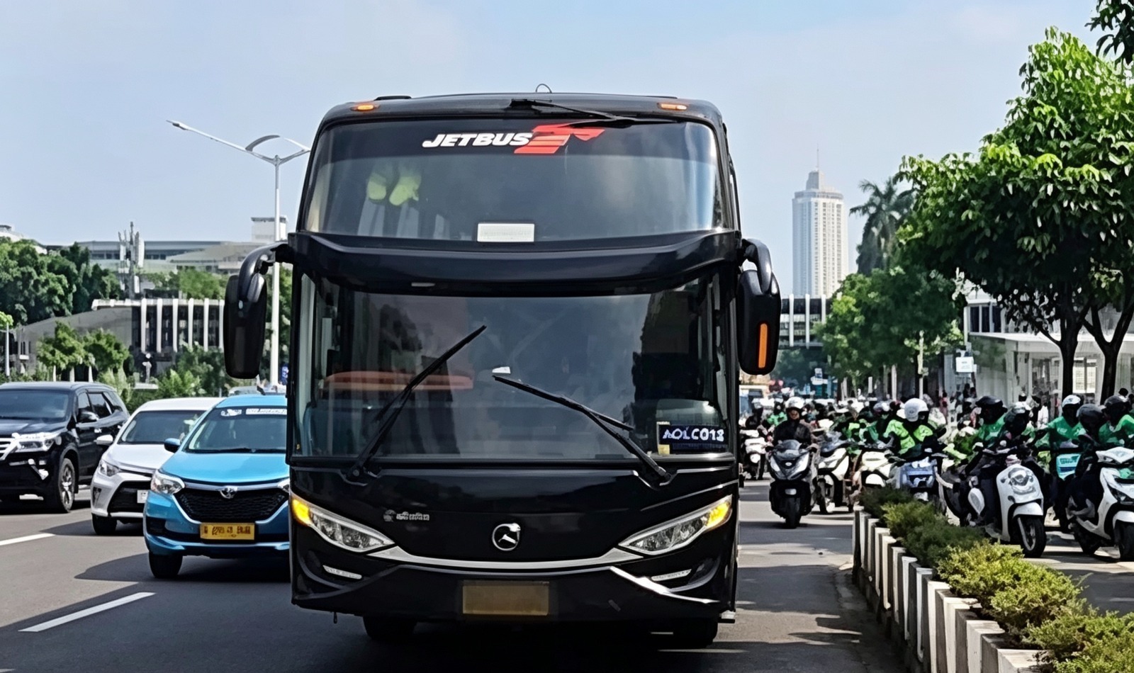 Doc. Bus yang terlibat dalam kecelakaan lalu lintas di Jalan Jenderal Sudirman, Tanah Abang, Jakarta Pusat, yang mengakibatkan seorang penumpang ojek online meninggal dunia. Kendaraan tersebut diamankan sebagai bagian dari proses penyelidikan yang dilakukan Unit Laka Lantas Polda Metro Jaya untuk mengungkap kronologi dan penyebab pasti kejadian.