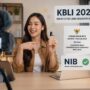 Doc. Ilustrasi seorang content creator sedang membuat konten digital di depan kamera dan perangkat produksi. Ilustrasi ini menggambarkan aktivitas kreator konten yang memperoleh pendapatan dari monetisasi, endorsement, dan kerja sama komersial, yang dalam KBLI 2025 diakui sebagai kegiatan usaha dan berkaitan dengan kepemilikan Nomor Induk Berusaha (NIB). (Foto: Ilustrasi)