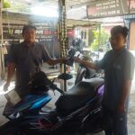 Doc. Penyerahan satu unit sepeda motor Yamaha Aerox beserta dokumen BPKB kepada pemiliknya usai proses pendampingan dan mediasi yang difasilitasi PBH FERADI WPI Kabupaten Subang. Kendaraan tersebut diserahkan kembali kepada pemilik setelah dilakukan penelusuran dan penyelesaian permasalahan yang dilaporkan oleh pihak keluarga.