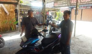 Doc. Penyerahan satu unit sepeda motor Yamaha Aerox beserta dokumen BPKB kepada pemiliknya usai proses pendampingan dan mediasi yang difasilitasi PBH FERADI WPI Kabupaten Subang. Kendaraan tersebut diserahkan kembali kepada pemilik setelah dilakukan penelusuran dan penyelesaian permasalahan yang dilaporkan oleh pihak keluarga.