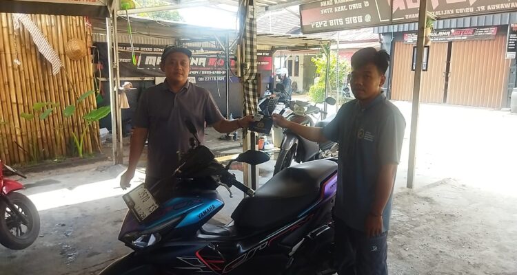 Doc. Penyerahan satu unit sepeda motor Yamaha Aerox beserta dokumen BPKB kepada pemiliknya usai proses pendampingan dan mediasi yang difasilitasi PBH FERADI WPI Kabupaten Subang. Kendaraan tersebut diserahkan kembali kepada pemilik setelah dilakukan penelusuran dan penyelesaian permasalahan yang dilaporkan oleh pihak keluarga.