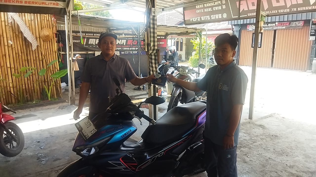 Doc. Penyerahan satu unit sepeda motor Yamaha Aerox beserta dokumen BPKB kepada pemiliknya usai proses pendampingan dan mediasi yang difasilitasi PBH FERADI WPI Kabupaten Subang. Kendaraan tersebut diserahkan kembali kepada pemilik setelah dilakukan penelusuran dan penyelesaian permasalahan yang dilaporkan oleh pihak keluarga.
