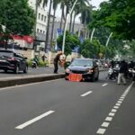Doc. Sebuah mobil sedan melaju di ruas jalan raya kawasan Jakarta Barat sebagai ilustrasi kendaraan yang terlibat dalam insiden lalu lintas yang menjadi perhatian publik. Foto ini menggambarkan situasi arus kendaraan di wilayah perkotaan yang padat aktivitas.