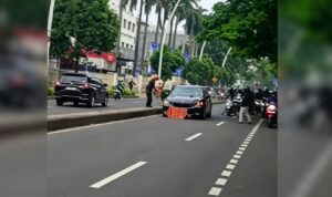Doc. Sebuah mobil sedan melaju di ruas jalan raya kawasan Jakarta Barat sebagai ilustrasi kendaraan yang terlibat dalam insiden lalu lintas yang menjadi perhatian publik. Foto ini menggambarkan situasi arus kendaraan di wilayah perkotaan yang padat aktivitas.