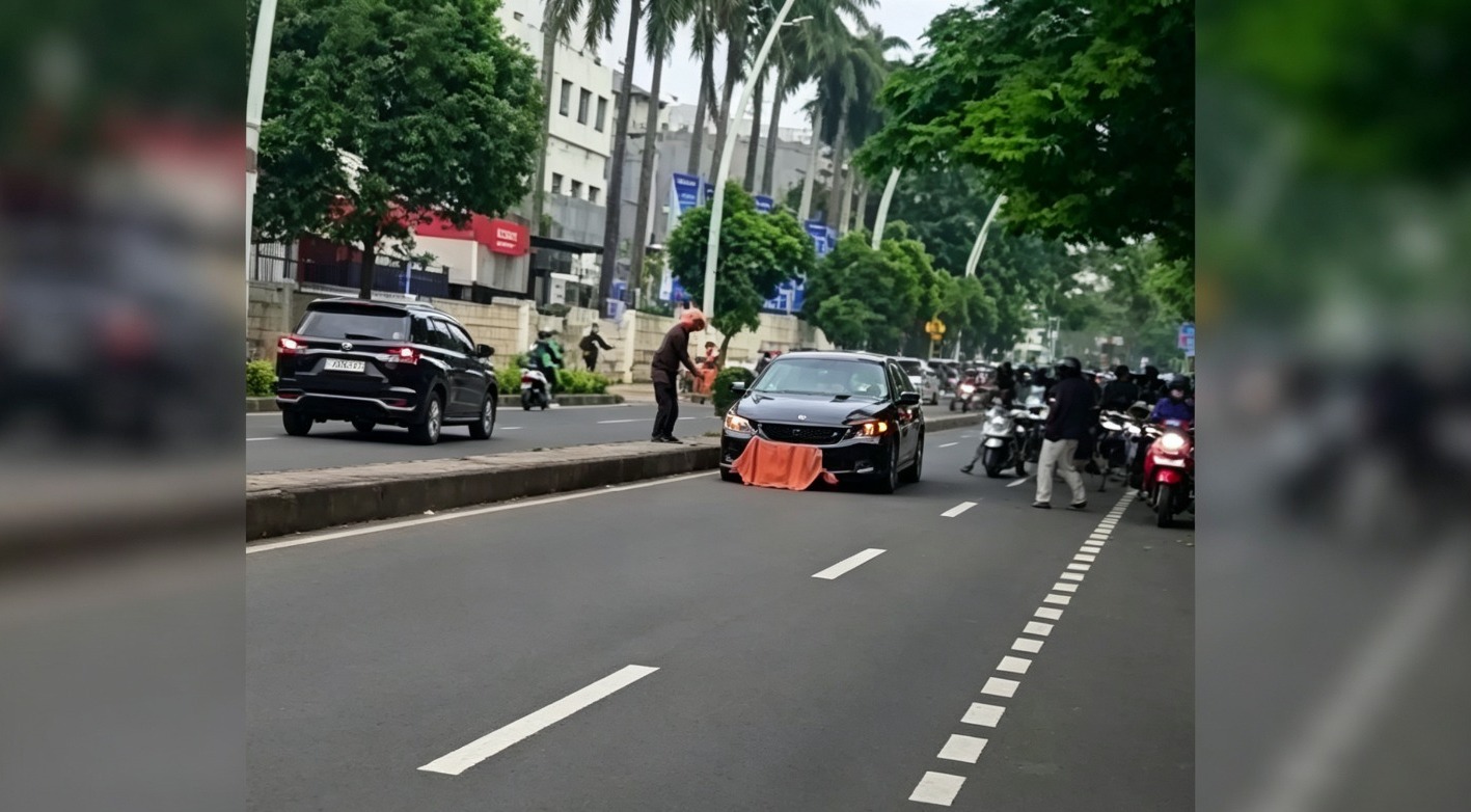 Doc. Sebuah mobil sedan melaju di ruas jalan raya kawasan Jakarta Barat sebagai ilustrasi kendaraan yang terlibat dalam insiden lalu lintas yang menjadi perhatian publik. Foto ini menggambarkan situasi arus kendaraan di wilayah perkotaan yang padat aktivitas.