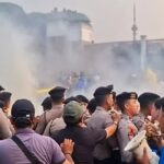 Doc. Massa aksi dari PB PMII dan aparat kepolisian terlibat aksi saling dorong saat demonstrasi di depan Gedung DPR RI, Jakarta, Senin (22/6/2026). Kericuhan terjadi ketika petugas melakukan tindakan pengamanan di lokasi unjuk rasa, sementara peserta aksi tetap bertahan menyampaikan aspirasi mereka. Situasi sempat memanas sebelum akhirnya dapat dikendalikan oleh aparat dan koordinator lapangan.