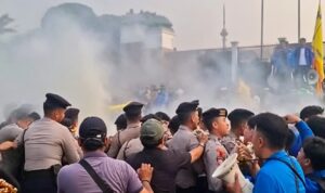 Doc. Massa aksi dari PB PMII dan aparat kepolisian terlibat aksi saling dorong saat demonstrasi di depan Gedung DPR RI, Jakarta, Senin (22/6/2026). Kericuhan terjadi ketika petugas melakukan tindakan pengamanan di lokasi unjuk rasa, sementara peserta aksi tetap bertahan menyampaikan aspirasi mereka. Situasi sempat memanas sebelum akhirnya dapat dikendalikan oleh aparat dan koordinator lapangan.