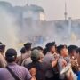 Doc. Massa aksi dari PB PMII dan aparat kepolisian terlibat aksi saling dorong saat demonstrasi di depan Gedung DPR RI, Jakarta, Senin (22/6/2026). Kericuhan terjadi ketika petugas melakukan tindakan pengamanan di lokasi unjuk rasa, sementara peserta aksi tetap bertahan menyampaikan aspirasi mereka. Situasi sempat memanas sebelum akhirnya dapat dikendalikan oleh aparat dan koordinator lapangan.