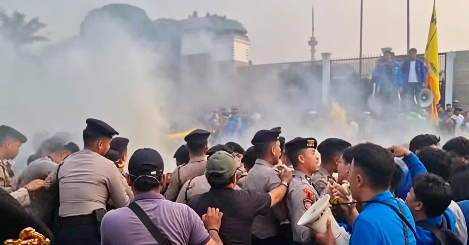 Doc. Massa aksi dari PB PMII dan aparat kepolisian terlibat aksi saling dorong saat demonstrasi di depan Gedung DPR RI, Jakarta, Senin (22/6/2026). Kericuhan terjadi ketika petugas melakukan tindakan pengamanan di lokasi unjuk rasa, sementara peserta aksi tetap bertahan menyampaikan aspirasi mereka. Situasi sempat memanas sebelum akhirnya dapat dikendalikan oleh aparat dan koordinator lapangan.