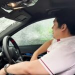Doc. Pengemudi mobil BMW yang terlibat dalam insiden dugaan tabrak lari terhadap pengemudi ojek online di kawasan Jakarta Barat tampak masih berada di dalam kendaraan saat dikepung massa di Jalan Arjuna Selatan, Kebon Jeruk, Senin (22/6/2026). Dalam situasi yang berlangsung tegang, pengemudi memberikan penjelasan kepada warga dan pihak terkait sambil menunggu kedatangan aparat kepolisian untuk penanganan lebih lanjut.