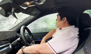 Doc. Pengemudi mobil BMW yang terlibat dalam insiden dugaan tabrak lari terhadap pengemudi ojek online di kawasan Jakarta Barat tampak masih berada di dalam kendaraan saat dikepung massa di Jalan Arjuna Selatan, Kebon Jeruk, Senin (22/6/2026). Dalam situasi yang berlangsung tegang, pengemudi memberikan penjelasan kepada warga dan pihak terkait sambil menunggu kedatangan aparat kepolisian untuk penanganan lebih lanjut.