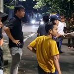 Doc. Petugas kepolisian berupaya melerai dan mengendalikan situasi saat terjadi ketegangan antara sejumlah mahasiswa dan kelompok yang terlibat dalam insiden di kawasan Jalan Kimia, Menteng, Jakarta Pusat. Kehadiran aparat bertujuan menjaga keamanan, mencegah eskalasi konflik, serta memastikan situasi tetap kondusif selama proses penanganan peristiwa berlangsung.