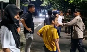 Doc. Petugas kepolisian berupaya melerai dan mengendalikan situasi saat terjadi ketegangan antara sejumlah mahasiswa dan kelompok yang terlibat dalam insiden di kawasan Jalan Kimia, Menteng, Jakarta Pusat. Kehadiran aparat bertujuan menjaga keamanan, mencegah eskalasi konflik, serta memastikan situasi tetap kondusif selama proses penanganan peristiwa berlangsung.