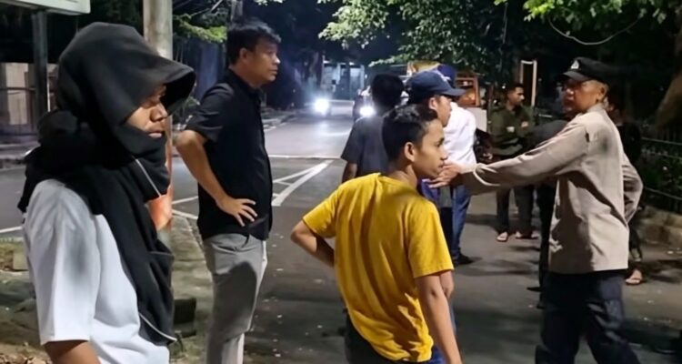 Doc. Petugas kepolisian berupaya melerai dan mengendalikan situasi saat terjadi ketegangan antara sejumlah mahasiswa dan kelompok yang terlibat dalam insiden di kawasan Jalan Kimia, Menteng, Jakarta Pusat. Kehadiran aparat bertujuan menjaga keamanan, mencegah eskalasi konflik, serta memastikan situasi tetap kondusif selama proses penanganan peristiwa berlangsung.