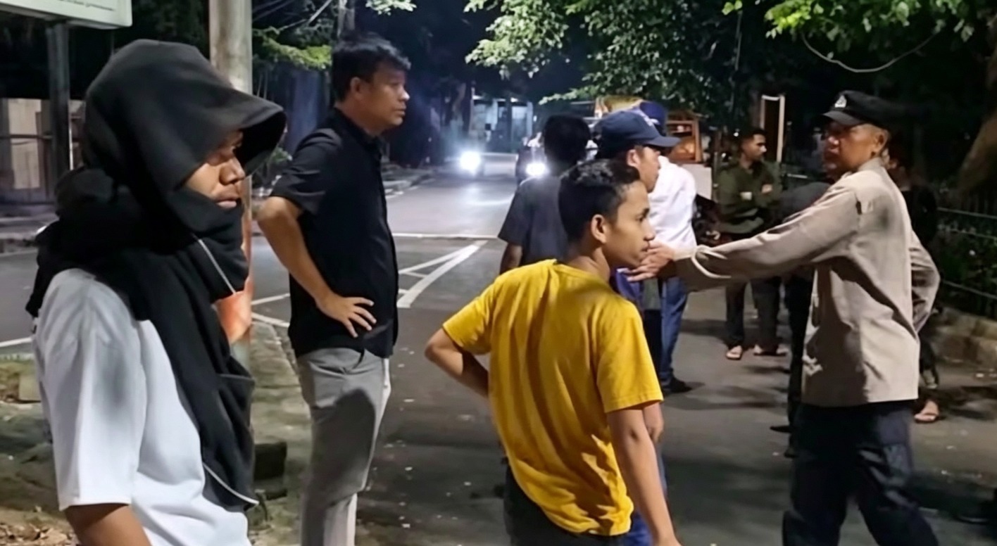 Doc. Petugas kepolisian berupaya melerai dan mengendalikan situasi saat terjadi ketegangan antara sejumlah mahasiswa dan kelompok yang terlibat dalam insiden di kawasan Jalan Kimia, Menteng, Jakarta Pusat. Kehadiran aparat bertujuan menjaga keamanan, mencegah eskalasi konflik, serta memastikan situasi tetap kondusif selama proses penanganan peristiwa berlangsung.