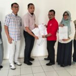 Doc. Perwakilan pekerja, pihak perusahaan, dan mediator dari Dinas Tenaga Kerja Kabupaten Bogor berfoto bersama usai proses mediasi yang menghasilkan Kesepakatan Bersama terkait penyelesaian perselisihan hak pekerja di Kantor Dinas Tenaga Kerja Kabupaten Bogor, Rabu (24/6/2026). Dalam kesempatan tersebut, para pihak menunjukkan dokumen kesepakatan yang telah disetujui sebagai bentuk penyelesaian sengketa melalui mekanisme hubungan industrial.