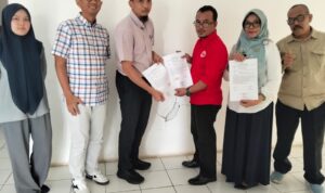 Doc. Perwakilan pekerja, pihak perusahaan, dan mediator dari Dinas Tenaga Kerja Kabupaten Bogor berfoto bersama usai proses mediasi yang menghasilkan Kesepakatan Bersama terkait penyelesaian perselisihan hak pekerja di Kantor Dinas Tenaga Kerja Kabupaten Bogor, Rabu (24/6/2026). Dalam kesempatan tersebut, para pihak menunjukkan dokumen kesepakatan yang telah disetujui sebagai bentuk penyelesaian sengketa melalui mekanisme hubungan industrial.