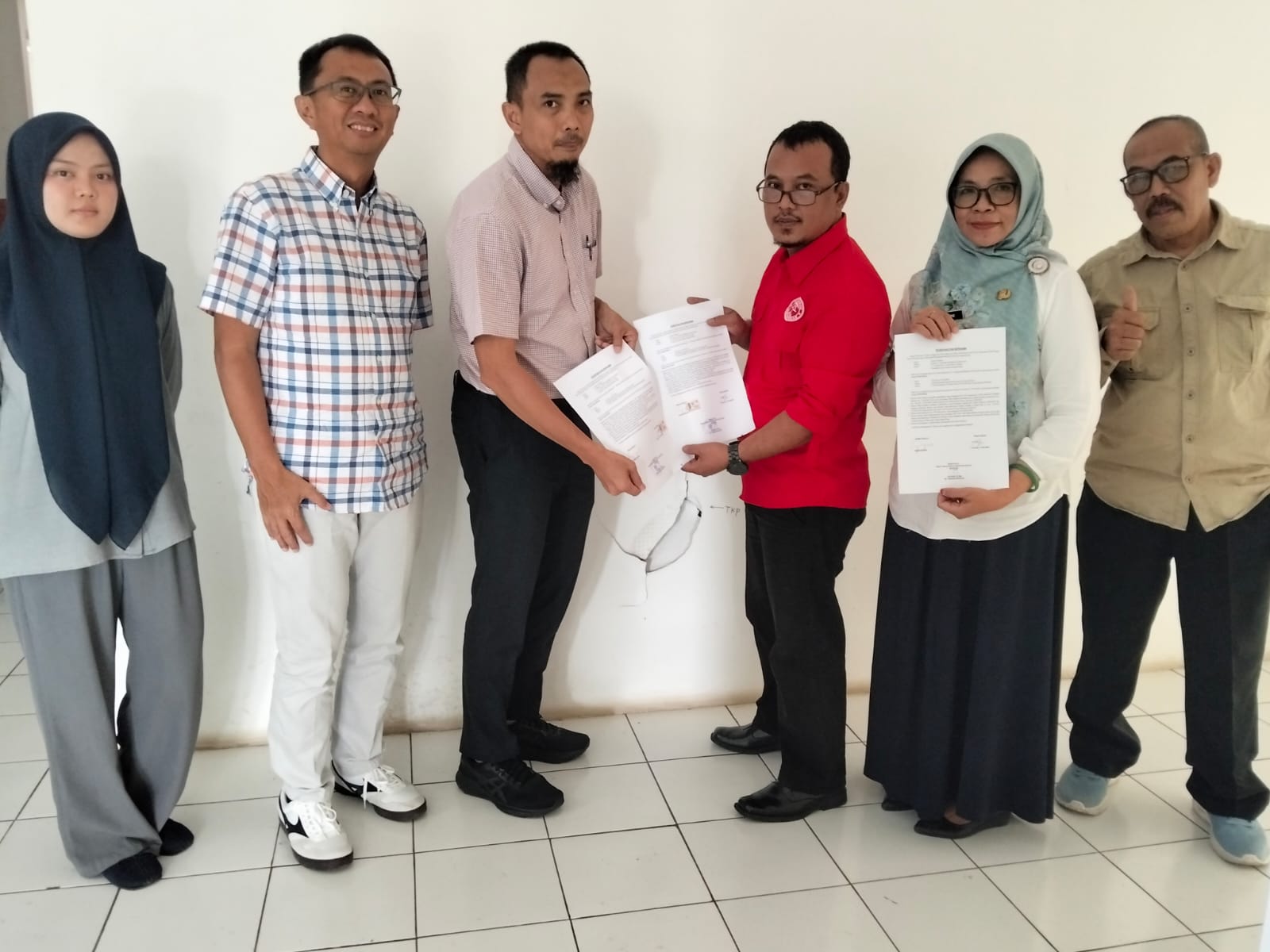 Doc. Perwakilan pekerja, pihak perusahaan, dan mediator dari Dinas Tenaga Kerja Kabupaten Bogor berfoto bersama usai proses mediasi yang menghasilkan Kesepakatan Bersama terkait penyelesaian perselisihan hak pekerja di Kantor Dinas Tenaga Kerja Kabupaten Bogor, Rabu (24/6/2026). Dalam kesempatan tersebut, para pihak menunjukkan dokumen kesepakatan yang telah disetujui sebagai bentuk penyelesaian sengketa melalui mekanisme hubungan industrial.