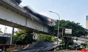 Doc. Kondisi ruas jalan layang Tomang–Grogol, Jakarta, setelah muatan lembaran besi dari sebuah truk pengangkut material konstruksi terlepas dan berserakan di badan jalan, Rabu (24/6/2026). Insiden tersebut sempat mengganggu arus lalu lintas dan memerlukan proses evakuasi oleh petugas gabungan.