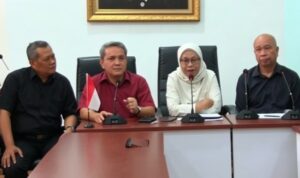 Doc. Wakil Rektor III Universitas Bung Karno (UBK), Daniel Panda, bersama jajaran kampus menyampaikan keterangan pers terkait penonaktifan sementara Ketua BEM Fakultas Hukum UBK dan pembentukan tim investigasi etik di Jakarta.