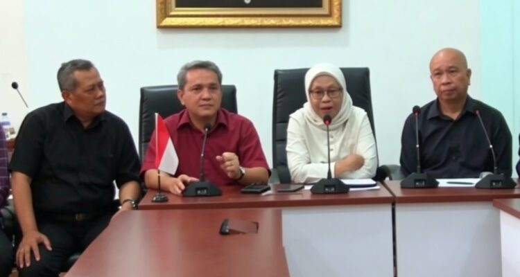 Doc. Wakil Rektor III Universitas Bung Karno (UBK), Daniel Panda, bersama jajaran kampus menyampaikan keterangan pers terkait penonaktifan sementara Ketua BEM Fakultas Hukum UBK dan pembentukan tim investigasi etik di Jakarta.