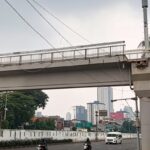Doc. Kondisi Jembatan Penyeberangan Orang (JPO) di Jalan Gatot Subroto, Jakarta Pusat, tepat di depan kawasan DPR/MPR RI, yang terlihat tidak lagi berfungsi setelah bagian tangga naik dan turun di kedua sisi dibongkar. Struktur utama jembatan masih berdiri, namun akses penyeberangan bagi pejalan kaki sudah tidak dapat digunakan.