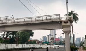 JPO Gatot Subroto Depan DPR/MPR Tak Bisa Digunakan Usai Tangga Dibongkar Doc. Kondisi Jembatan Penyeberangan Orang (JPO) di Jalan Gatot Subroto, Jakarta Pusat, tepat di depan kawasan DPR/MPR RI, yang terlihat tidak lagi berfungsi setelah bagian tangga naik dan turun di kedua sisi dibongkar. Struktur utama jembatan masih berdiri, namun akses penyeberangan bagi pejalan kaki sudah tidak dapat digunakan.
