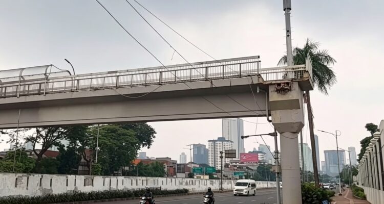 Doc. Kondisi Jembatan Penyeberangan Orang (JPO) di Jalan Gatot Subroto, Jakarta Pusat, tepat di depan kawasan DPR/MPR RI, yang terlihat tidak lagi berfungsi setelah bagian tangga naik dan turun di kedua sisi dibongkar. Struktur utama jembatan masih berdiri, namun akses penyeberangan bagi pejalan kaki sudah tidak dapat digunakan.