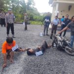 Doc. Tersangka berinisial MA (52) memperagakan salah satu adegan dalam rekonstruksi kasus dugaan pembunuhan yang menewaskan Hendra (28), seorang Anak Buah Kapal (ABK), di Mapolsek Banjarmasin Selatan, Kamis (25/6/2026). Rekonstruksi yang terdiri dari 17 adegan tersebut disaksikan oleh penyidik, Jaksa Penuntut Umum, dan penasihat hukum guna mencocokkan keterangan tersangka dengan hasil penyidikan.