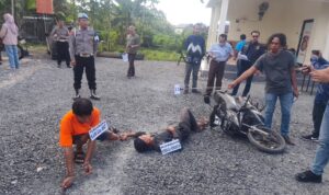 Doc. Tersangka berinisial MA (52) memperagakan salah satu adegan dalam rekonstruksi kasus dugaan pembunuhan yang menewaskan Hendra (28), seorang Anak Buah Kapal (ABK), di Mapolsek Banjarmasin Selatan, Kamis (25/6/2026). Rekonstruksi yang terdiri dari 17 adegan tersebut disaksikan oleh penyidik, Jaksa Penuntut Umum, dan penasihat hukum guna mencocokkan keterangan tersangka dengan hasil penyidikan.