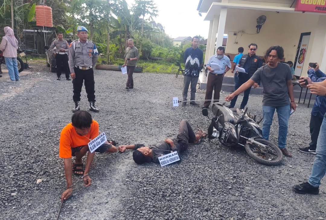 Doc. Tersangka berinisial MA (52) memperagakan salah satu adegan dalam rekonstruksi kasus dugaan pembunuhan yang menewaskan Hendra (28), seorang Anak Buah Kapal (ABK), di Mapolsek Banjarmasin Selatan, Kamis (25/6/2026). Rekonstruksi yang terdiri dari 17 adegan tersebut disaksikan oleh penyidik, Jaksa Penuntut Umum, dan penasihat hukum guna mencocokkan keterangan tersangka dengan hasil penyidikan.