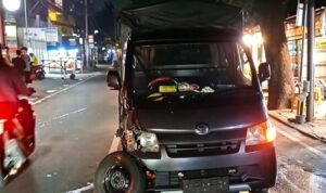 Doc. Kondisi mobil pick-up yang mengalami kerusakan pada bagian depan usai terlibat tabrakan dengan sebuah minibus di Jalan Cililitan Besar, Kramat Jati, Jakarta Timur, Kamis (25/6/2026) dini hari. Kecelakaan diduga dipicu kendaraan dari arah berlawanan yang keluar jalur akibat pengemudi mengalami kelelahan saat berkendara.