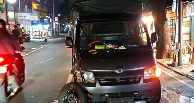 Doc. Kondisi mobil pick-up yang mengalami kerusakan pada bagian depan usai terlibat tabrakan dengan sebuah minibus di Jalan Cililitan Besar, Kramat Jati, Jakarta Timur, Kamis (25/6/2026) dini hari. Kecelakaan diduga dipicu kendaraan dari arah berlawanan yang keluar jalur akibat pengemudi mengalami kelelahan saat berkendara.