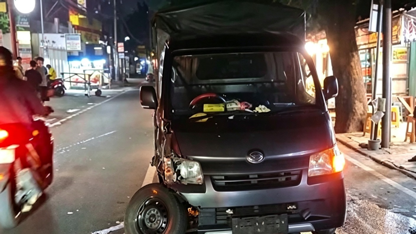 Doc. Kondisi mobil pick-up yang mengalami kerusakan pada bagian depan usai terlibat tabrakan dengan sebuah minibus di Jalan Cililitan Besar, Kramat Jati, Jakarta Timur, Kamis (25/6/2026) dini hari. Kecelakaan diduga dipicu kendaraan dari arah berlawanan yang keluar jalur akibat pengemudi mengalami kelelahan saat berkendara.