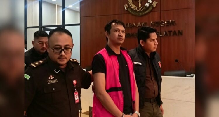 Doc. Seorang terduga tersangka kasus dugaan tindak pidana korupsi terlihat mengenakan rompi tahanan saat dibawa petugas Kejaksaan Agung untuk menjalani pemeriksaan lanjutan di Jakarta. Proses pengawalan dilakukan ketat oleh petugas sesuai prosedur penyidikan yang berlaku, sementara yang bersangkutan menuju kendaraan tahanan untuk pemeriksaan lebih lanjut.