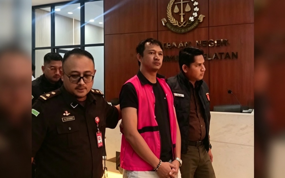 Doc. Seorang terduga tersangka kasus dugaan tindak pidana korupsi terlihat mengenakan rompi tahanan saat dibawa petugas Kejaksaan Agung untuk menjalani pemeriksaan lanjutan di Jakarta. Proses pengawalan dilakukan ketat oleh petugas sesuai prosedur penyidikan yang berlaku, sementara yang bersangkutan menuju kendaraan tahanan untuk pemeriksaan lebih lanjut.
