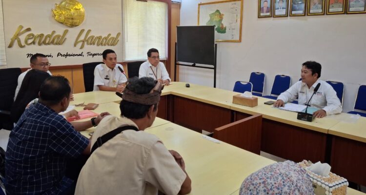 Doc. Suasana sesi pertemuan antara warga Kelurahan Ringin Arum, perwakilan GJL dan GAMAT-RI, dengan Kantor Pertanahan ATR/BPN Kabupaten Kendal di ruang kerja Kepala Kantor Pertanahan, Rabu (24/6/2026), yang membahas sejumlah persoalan administrasi dan status pertanahan di wilayah setempat.