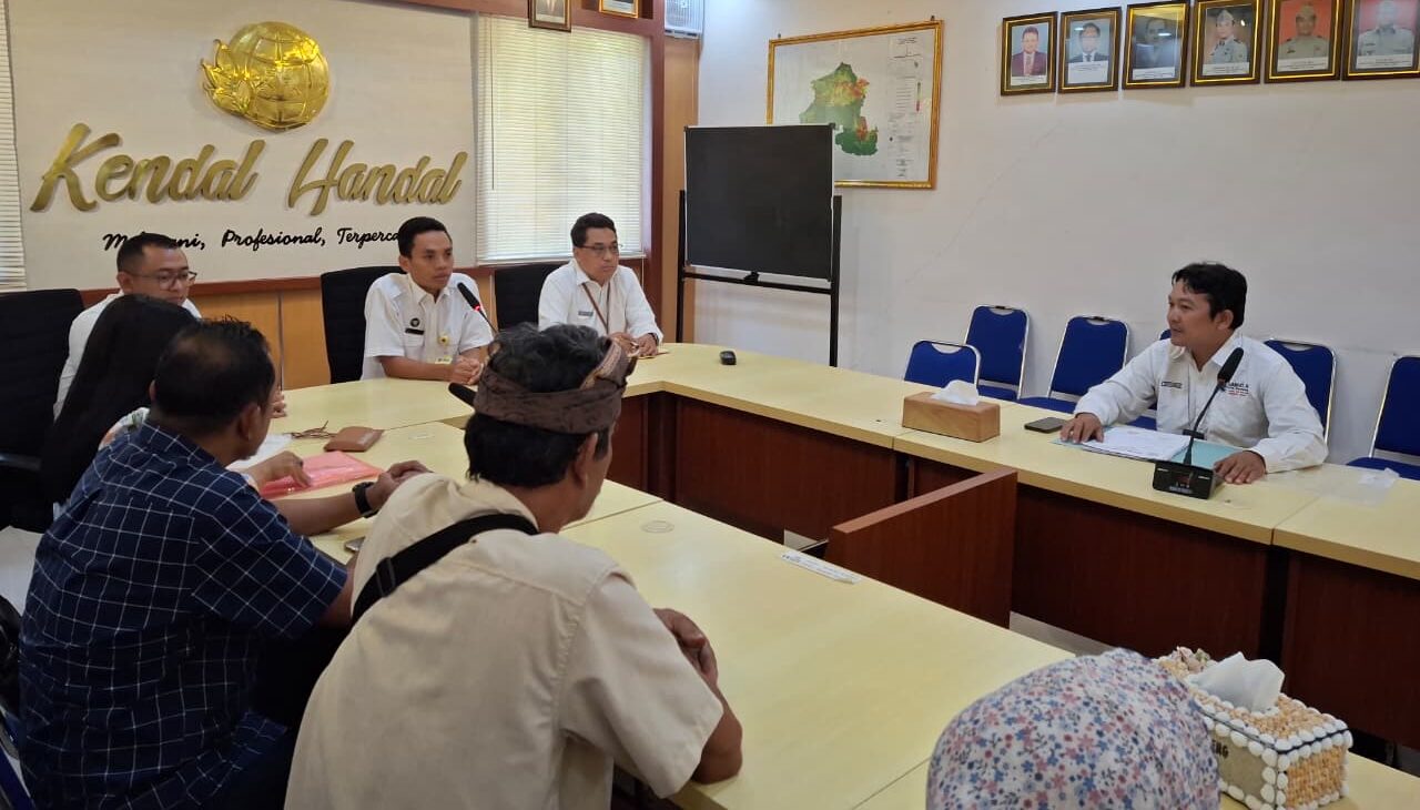 Doc. Suasana sesi pertemuan antara warga Kelurahan Ringin Arum, perwakilan GJL dan GAMAT-RI, dengan Kantor Pertanahan ATR/BPN Kabupaten Kendal di ruang kerja Kepala Kantor Pertanahan, Rabu (24/6/2026), yang membahas sejumlah persoalan administrasi dan status pertanahan di wilayah setempat.