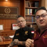 Doc. Ass.Adv. David Agus Winoto, C.PFW., C.MDF., C.JKJ., C.FTAX., Kadiv DPP FERADI WPI (kiri), bersama Ketua DPC FERADI WPI Kabupaten Cilacap, Ass.Adv. Jonathan GYB., C.PFW., C.MDF., C.JKJ., C.FTAX. (kanan), saat melakukan perjalanan ke Jakarta Selatan pada Jumat (26/6/2026) dalam rangka memberikan pendampingan hukum terkait penanganan perkara yang diduga melibatkan penyalahgunaan cek/giro perusahaan yang telah ditutup permanen senilai sekitar Rp1,5 miliar. Seluruh proses penanganan perkara dilakukan sesuai mekanisme hukum yang berlaku dengan tetap menjunjung tinggi asas praduga tak bersalah.